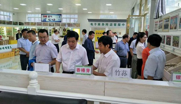 山東：青島市相關(guān)領(lǐng)導(dǎo)考察康縣興源土特產(chǎn)公司
