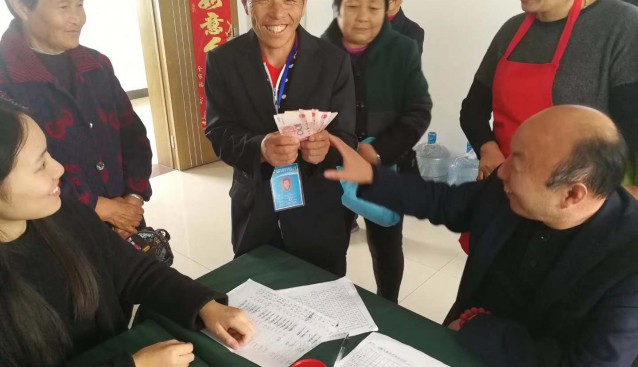 安徽：天都靈芝品制公司現(xiàn)場發(fā)放工資 殘疾人員工喜笑顏開