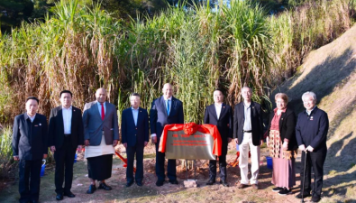 湯加國(guó)王在福建親手種下一株菌草